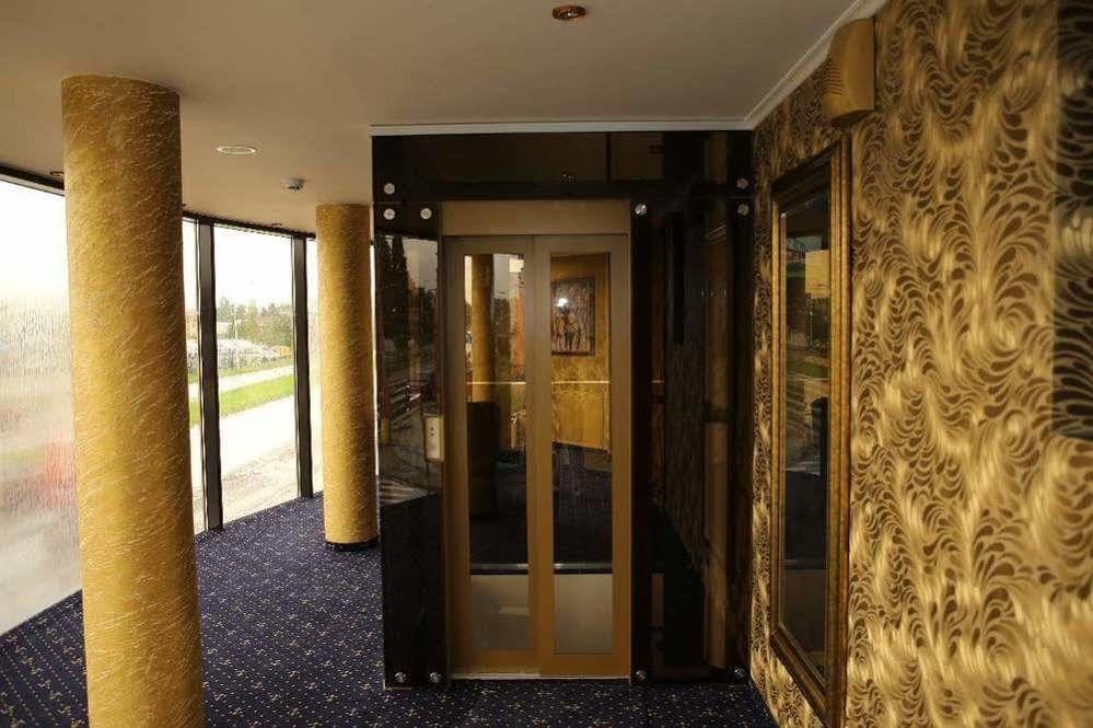 Hotel Kotva Bratislava Esterno foto